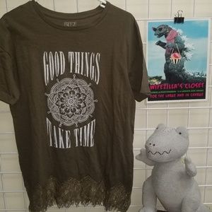 Freeze olive green cotton lace trim tee size large